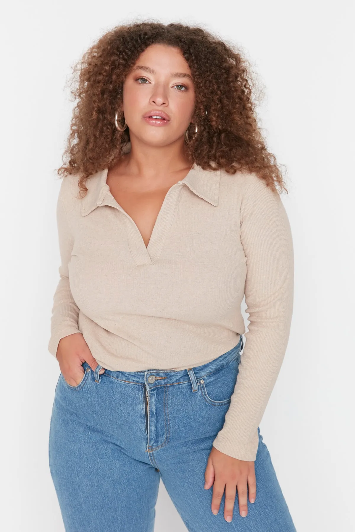 Trendyol Curve  Beigefarbener, taillierter Strickbody mit geripptem Hemdkragen und Druckknopfverschluss TBBAW23CS00007