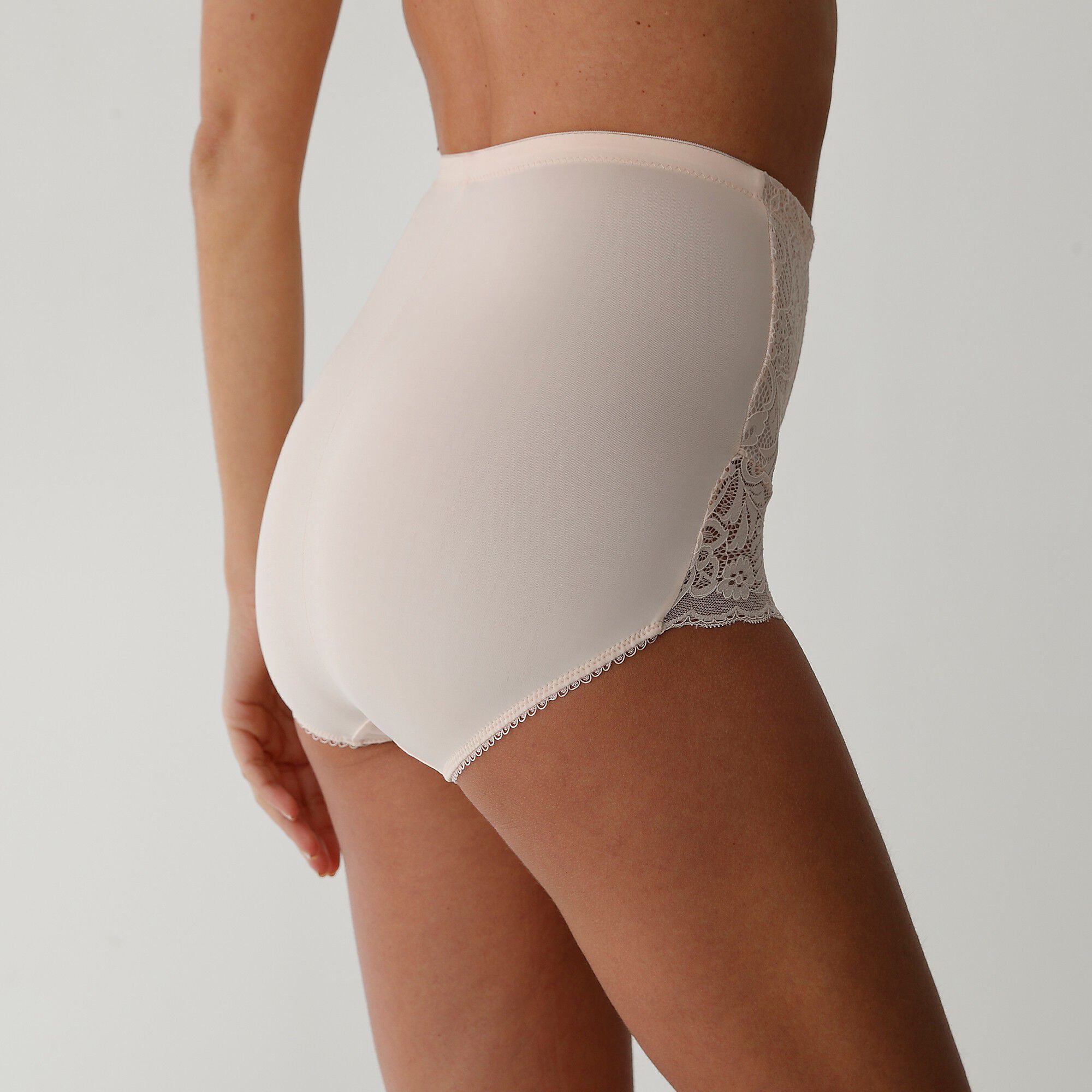 Gaine affinante plastron dentelle