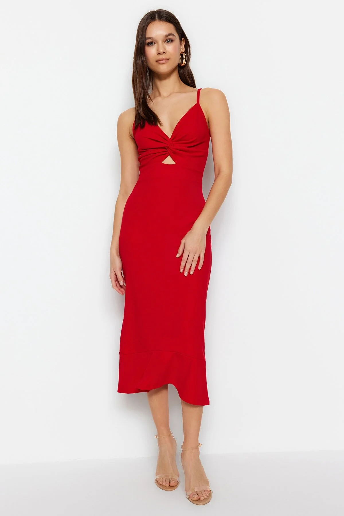 Trendyol Collection  Rotes Mini-Strickkleid aus Crêpe mit Trägerausschnitt, detailliertem Volant und herzförmigem Ausschnitt TWOSS23EL02097