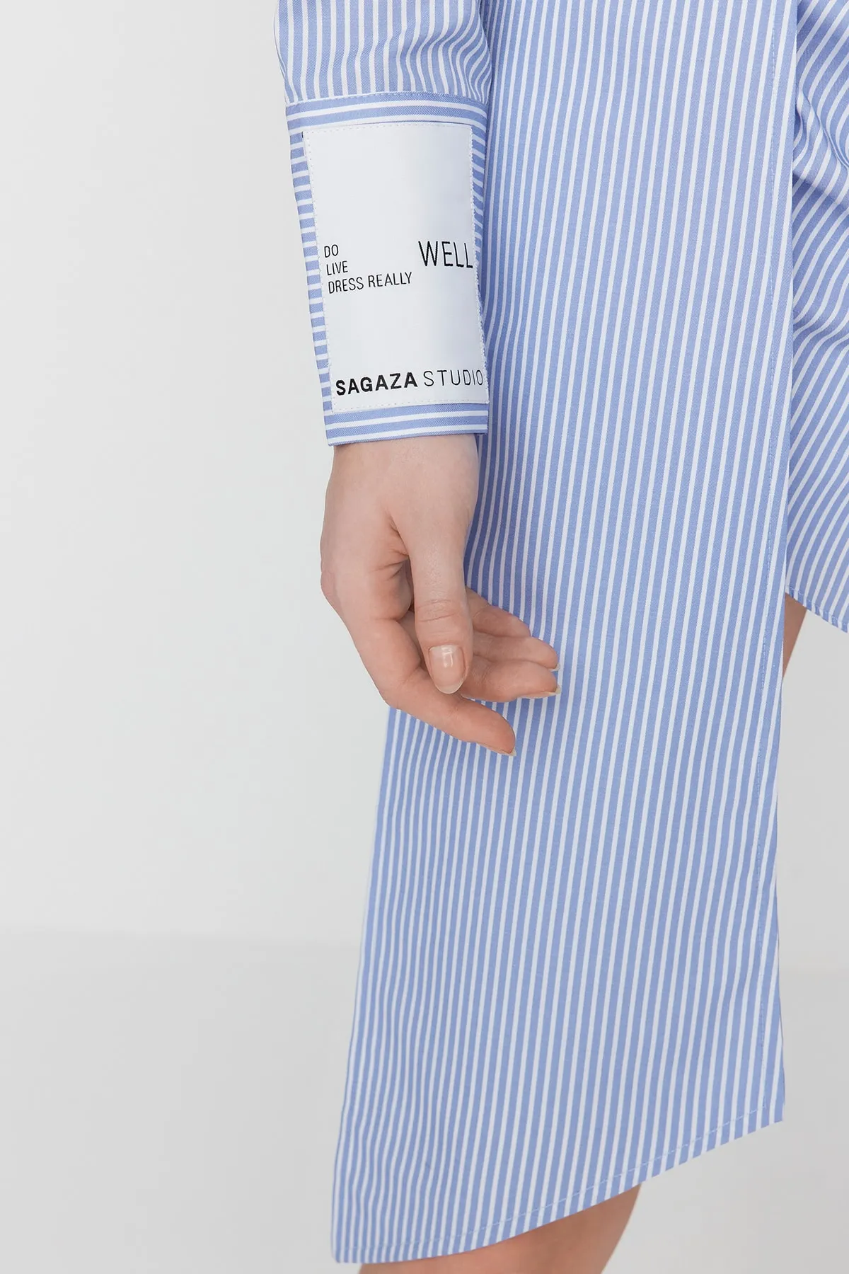 Trendyol Collection  X Sagaza Studio Blaues Popeline-Kleid mit zweireihigem Kragen und detailliertem Detail