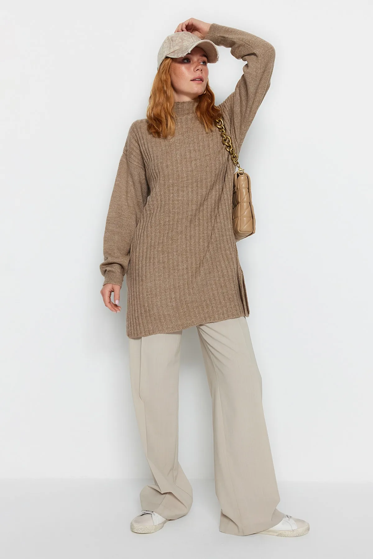 Trendyol Modest  Nerzfarbener Cord-Strickpullover mit hohem Kragen TCTAW24AK00013