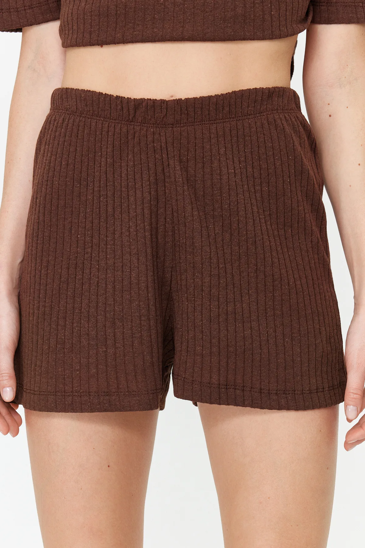 Trendyol Collection  Braunes gestricktes Pyjama-Set mit T-Shirt und Shorts aus schnurgebundener Baumwolle THMSS21PT1101