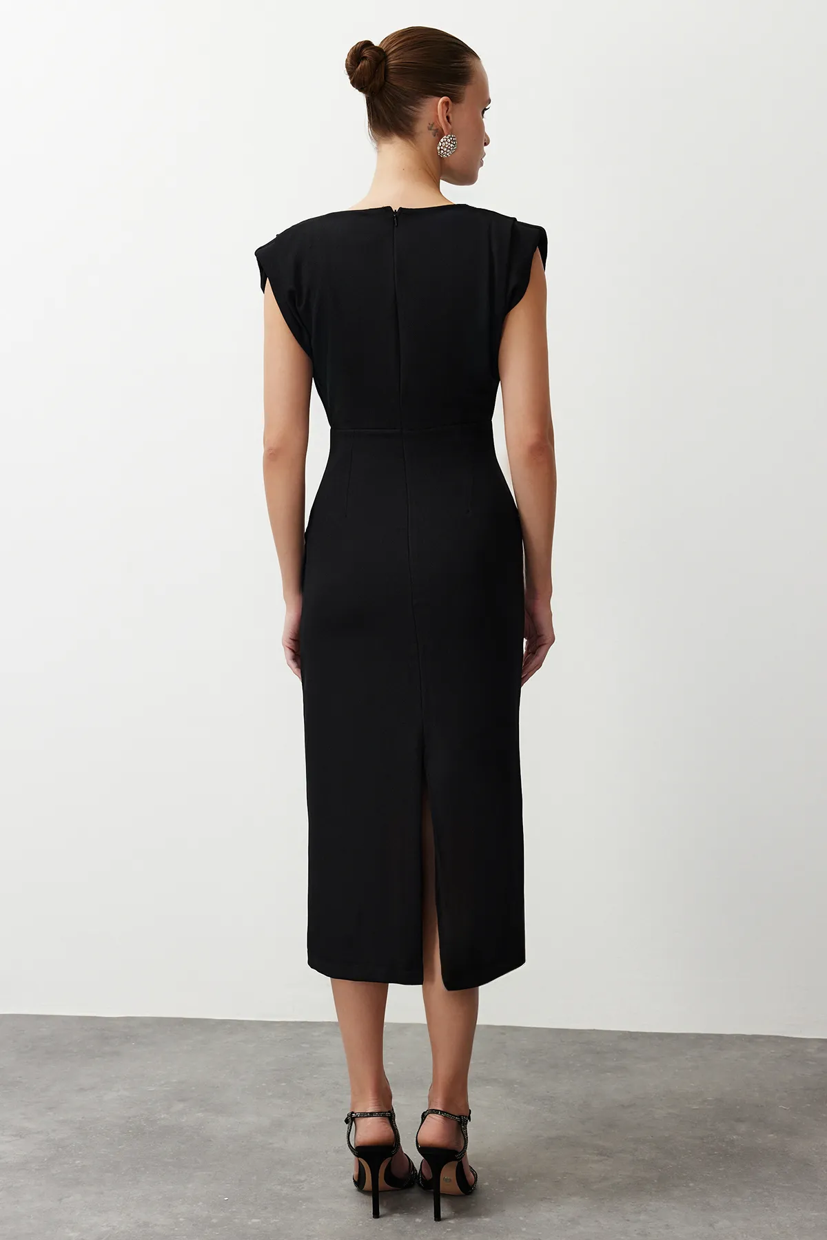 Trendyol Collection  Schwarzes, figurbetontes, gewebtes, stilvolles Abendkleid mit Degaje-Kragen TPRSS24EL00156