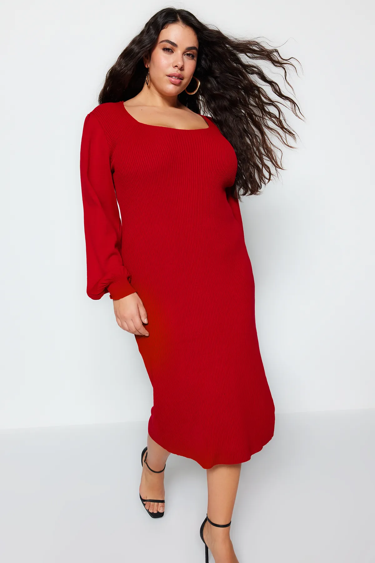 Trendyol Curve  Rotes, figurbetontes Midi-Strickkleid in Übergröße TBBAW23AH00032