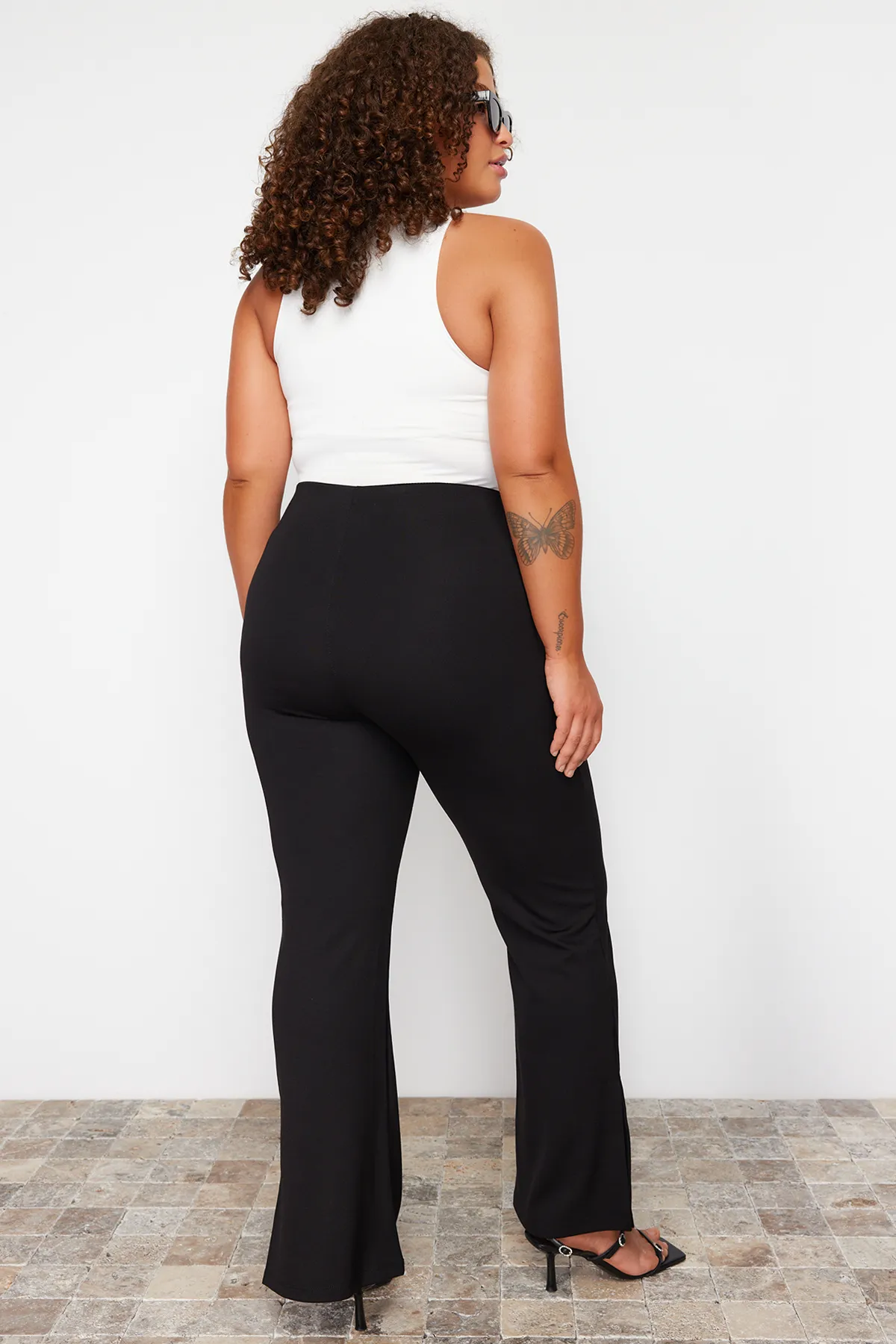 Trendyol Curve  Schwarze Strickhose mit spanischem Bein und hohem Bund und Seitenschlitz TBBSS23AR00035
