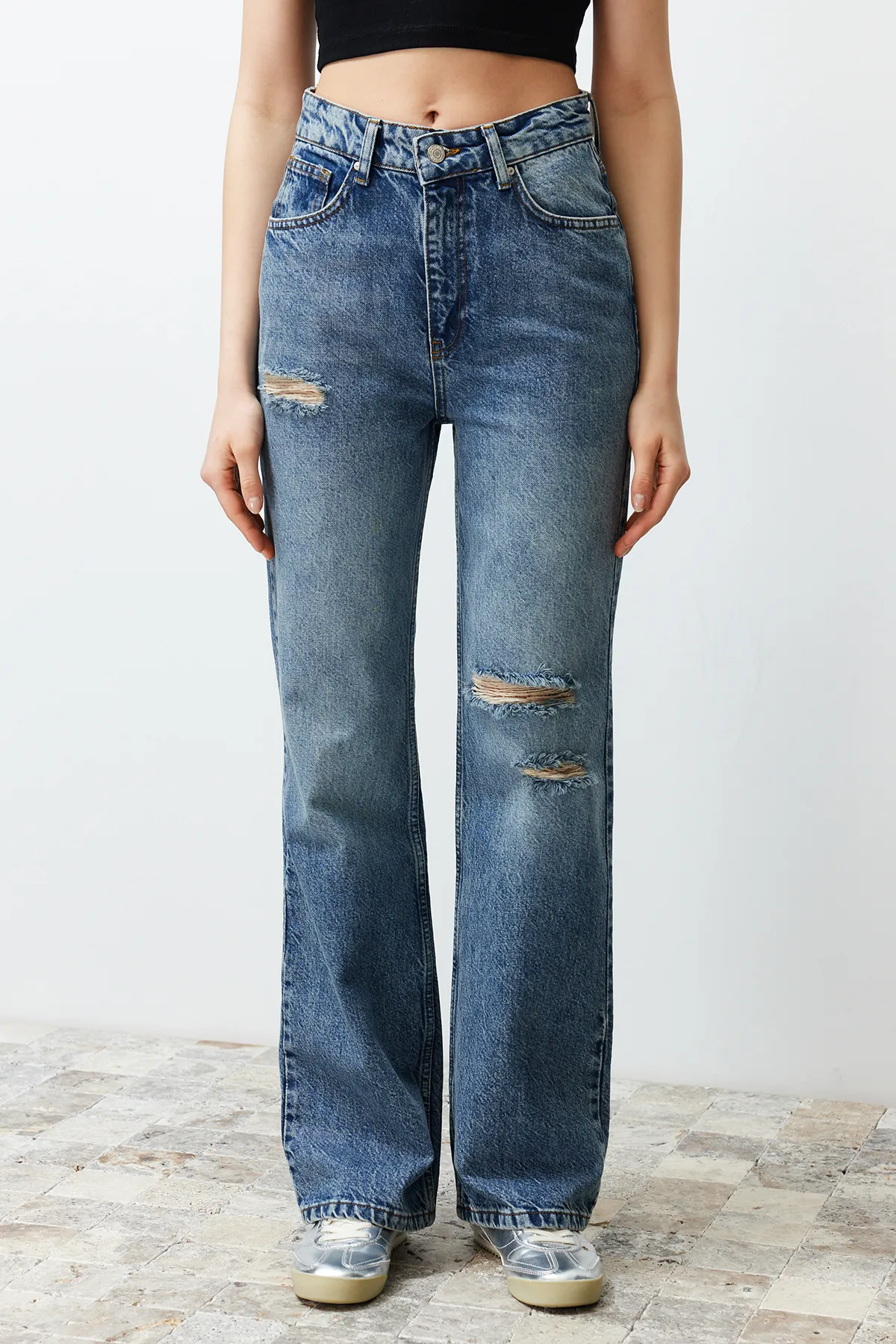 Trendyol Collection  Blaue, nachhaltigere, zerrissene Jeans mit hoher Taille und weitem Bein TWOSS24JE00198