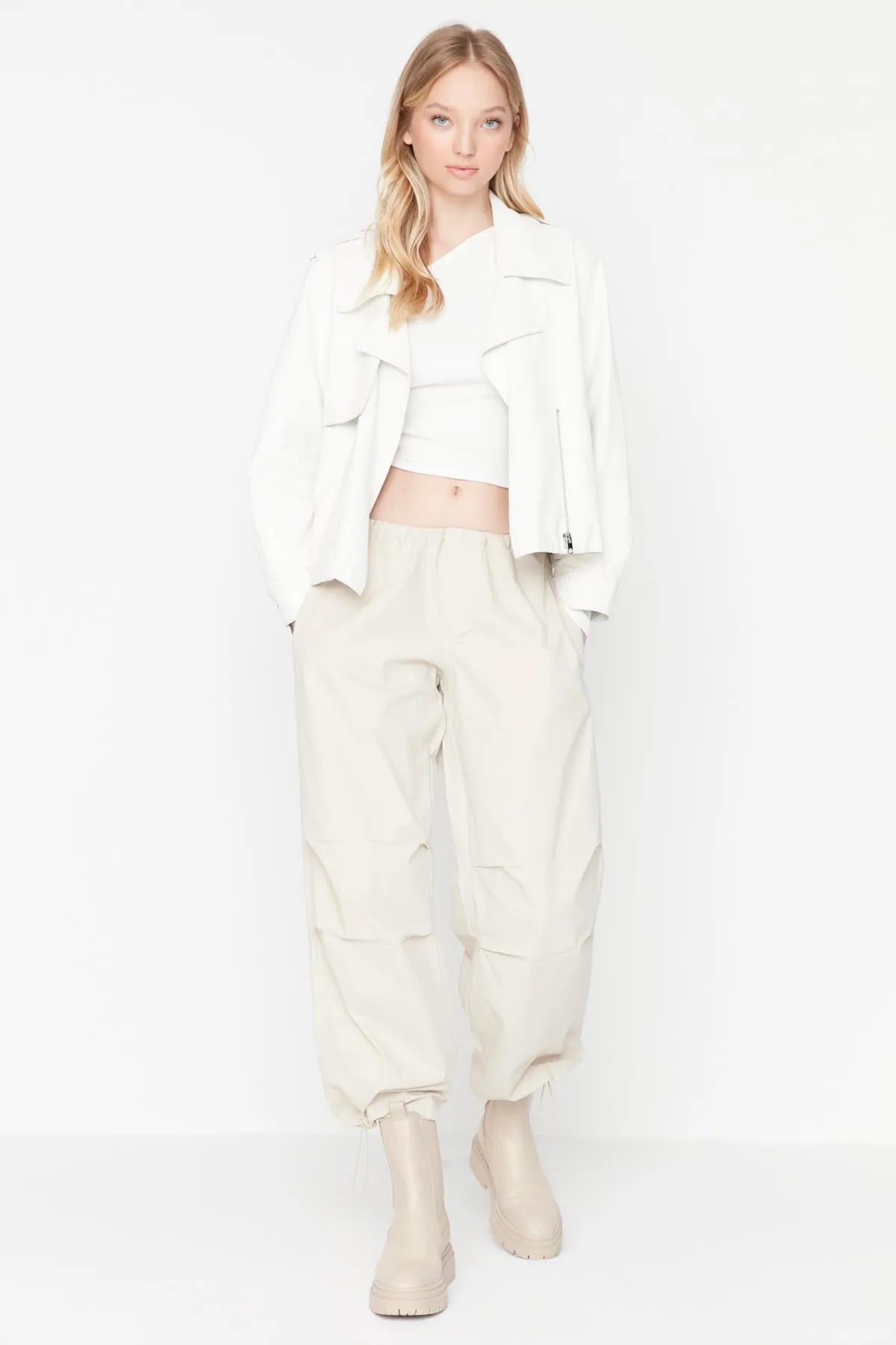Trendyol Collection  Beige Stopper-Fallschirmhose mit normaler Taille TWOAW23JE00738