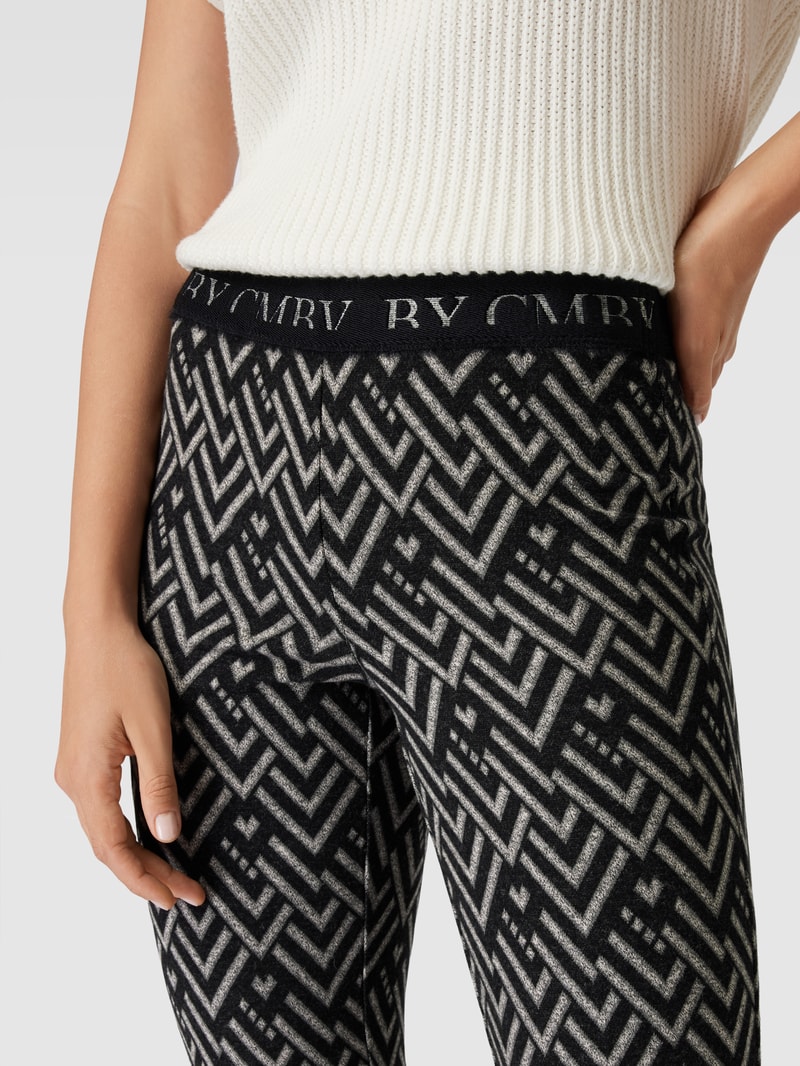 Flared Schlupfhose mit grafischem Muster in schwarz