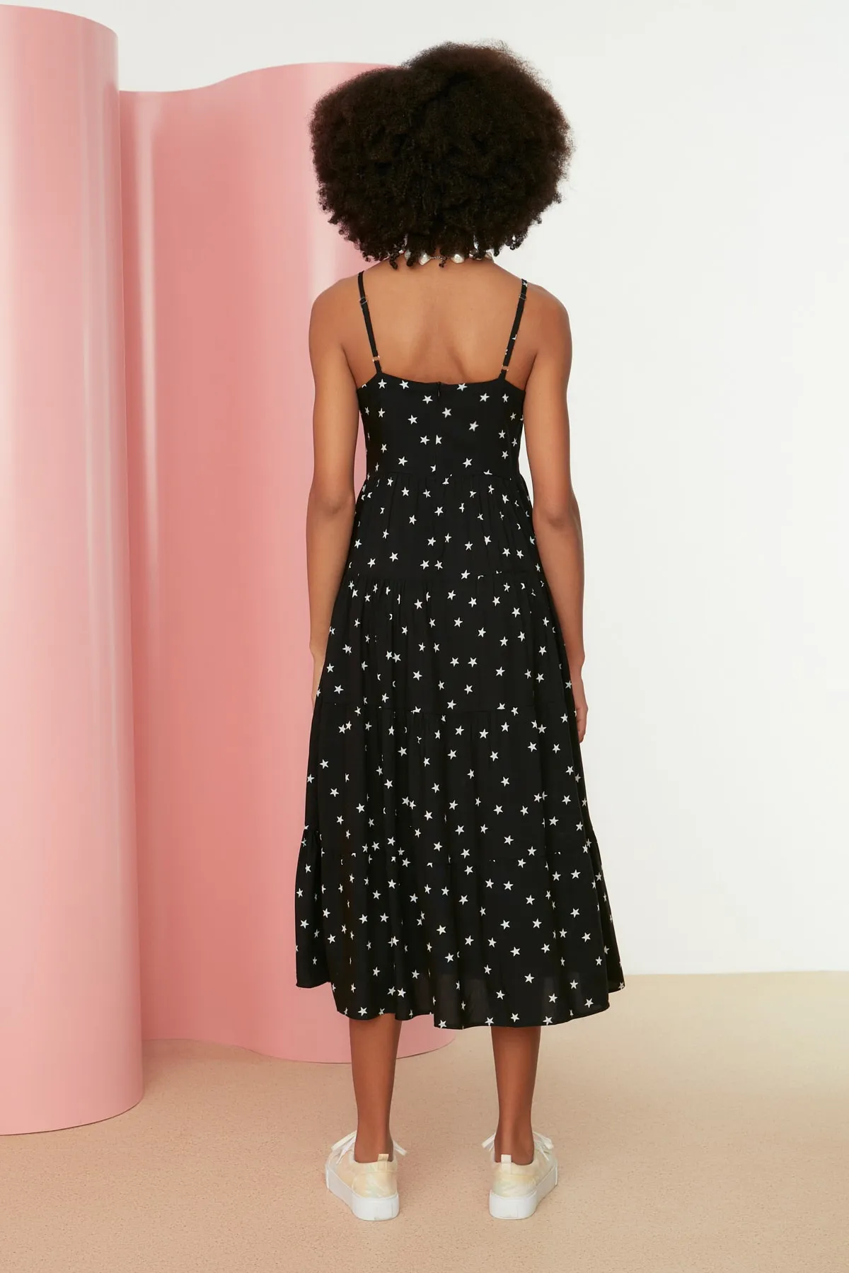Trendyol Collection  Schwarzes A-Linien-Kleid mit Blumenmuster und Trägern aus Webstoff TWOSS21EL1341