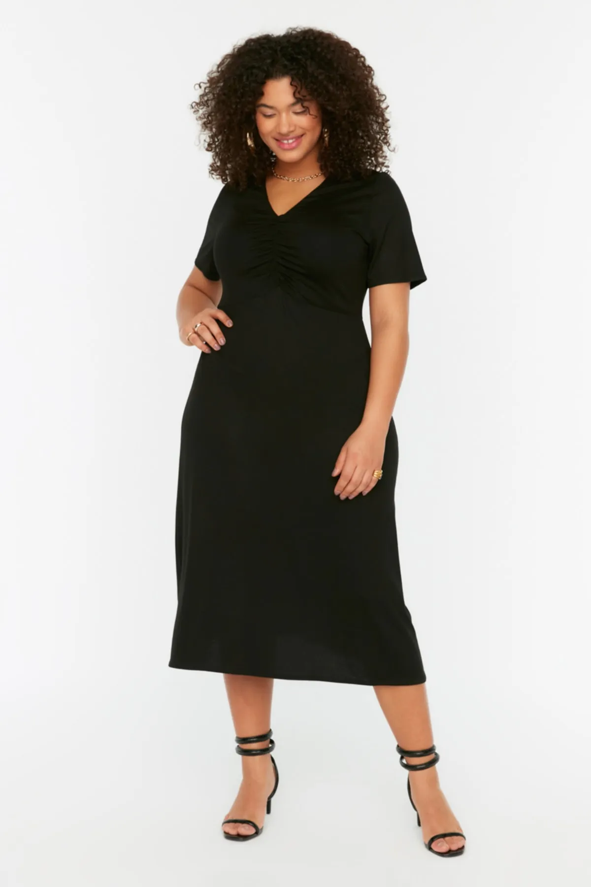 Trendyol Curve  Schwarzes, detailliertes Skater-Strickkleid mit V-Ausschnitt und Raffung TBBSS22EL2530