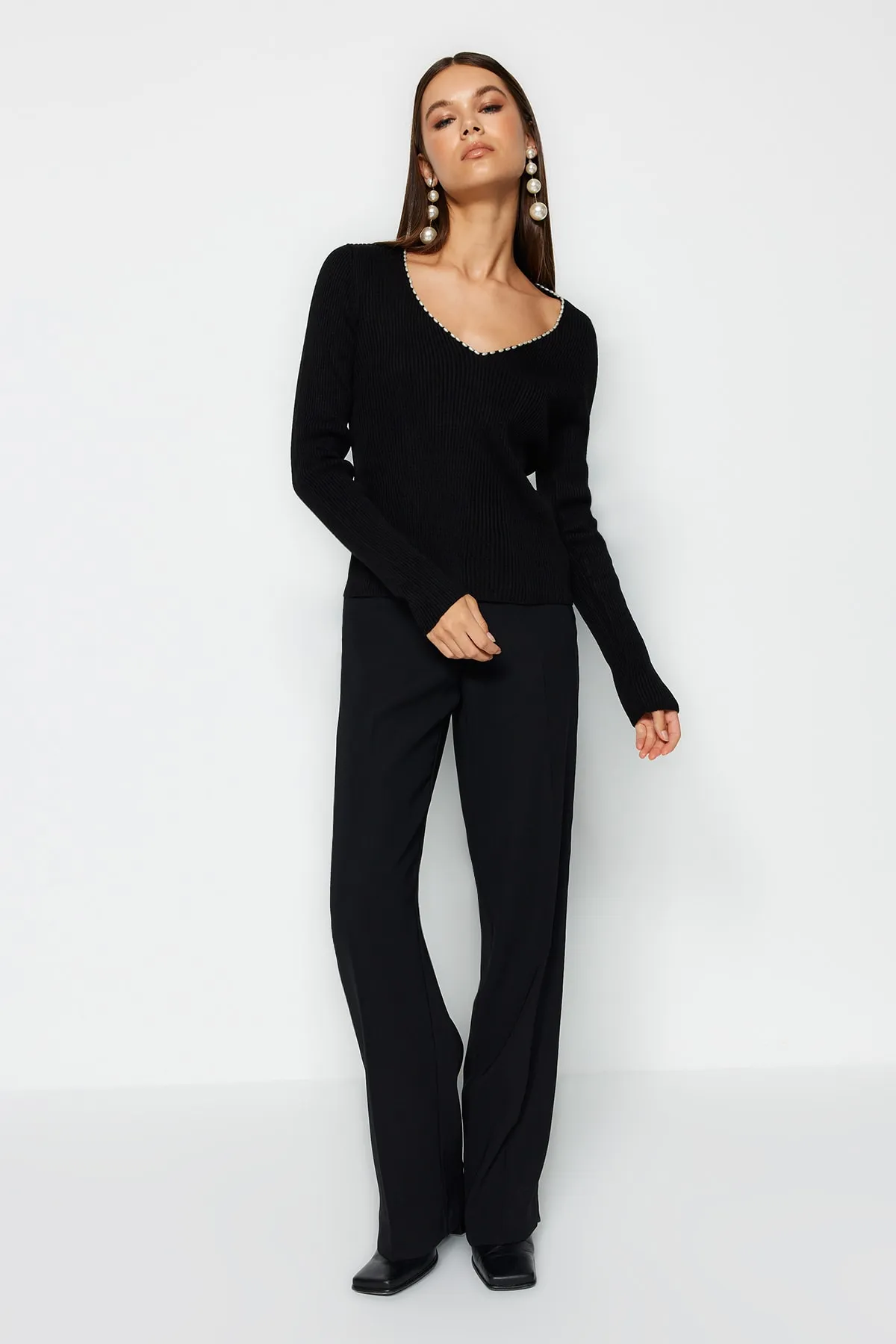 Trendyol Collection  Schwarzer Strickpullover mit Perlendetails und V-Ausschnitt TWOAW24KZ00664