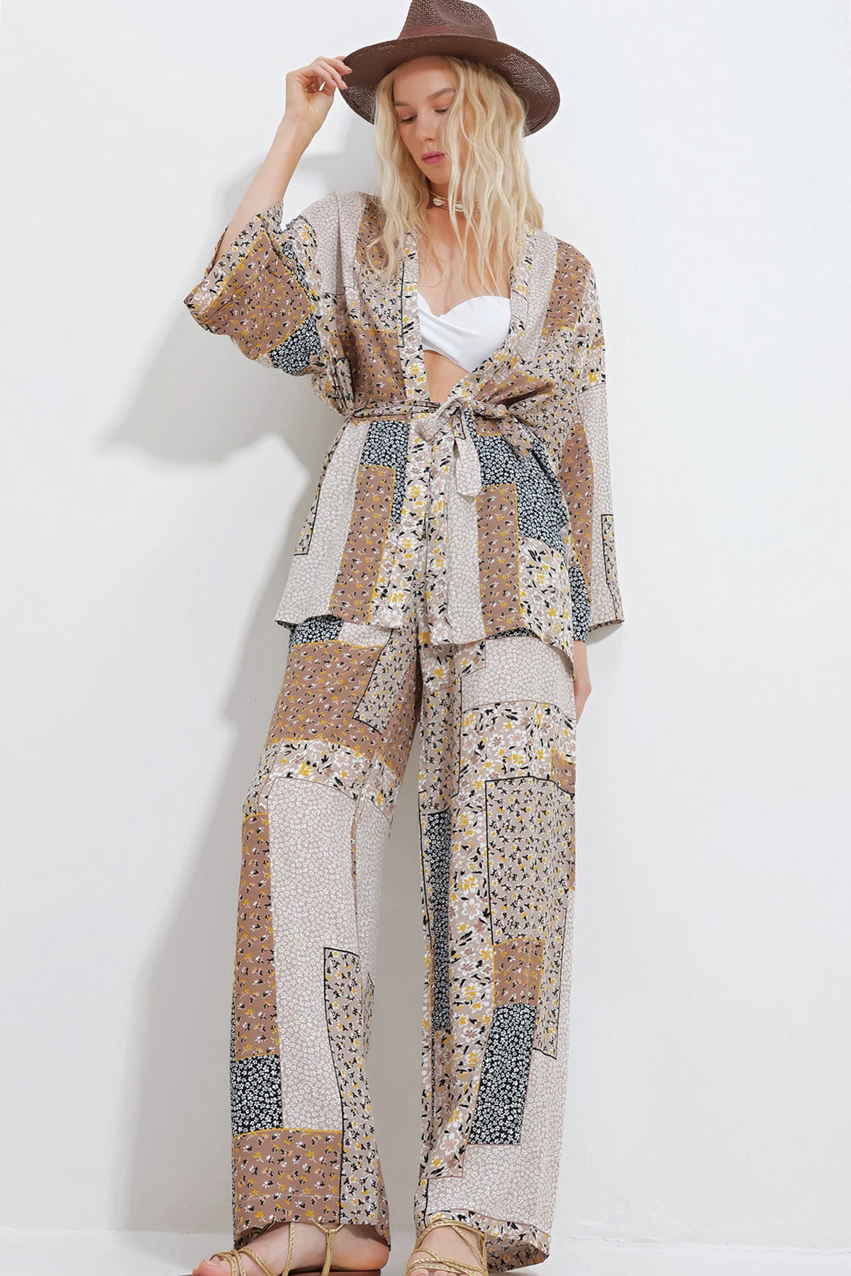 Trend Alaçatı Stili  Set aus beige-schwarzer Kimono-Jacke und Palazzo-Hose für Damen ALC-X11594