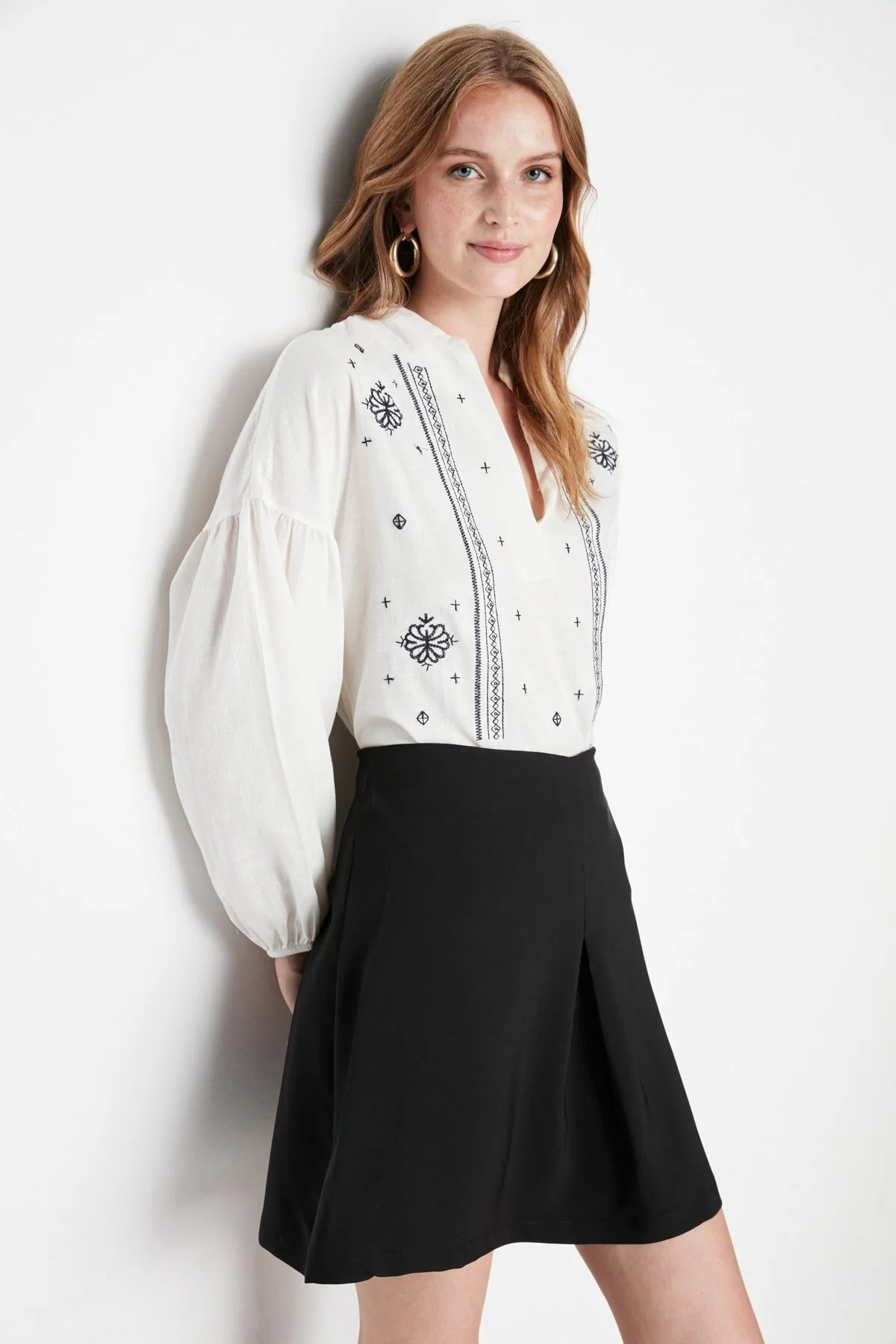 Trendyol Collection  Weiße, bestickte, gewebte Bluse mit Ballonärmeln TWOSS20BZ0284