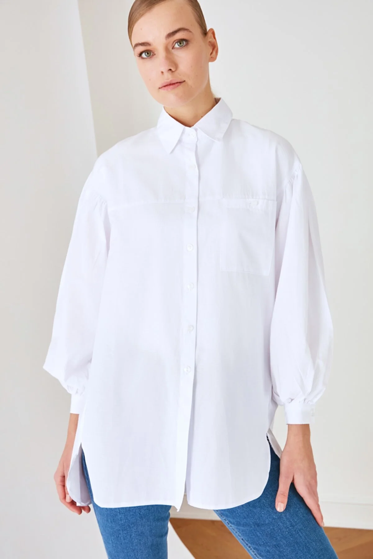 Trendyol Modest  Weißes, gewebtes Basic-Hemd mit Ballonärmeln und langer Gesäßtasche TCTSS21GO0976