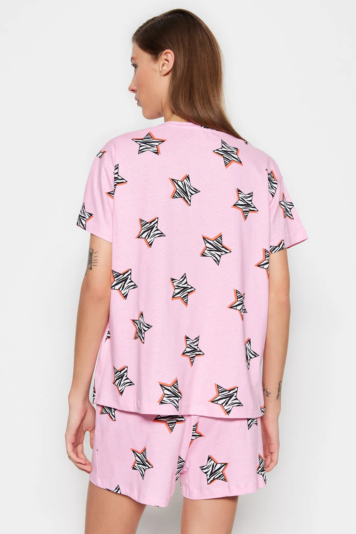 Trendyol Collection  Rosa gestricktes Pyjama-Set mit T-Shirt und Shorts aus 100 % Baumwolle mit Sternmuster THMSS23PT00005