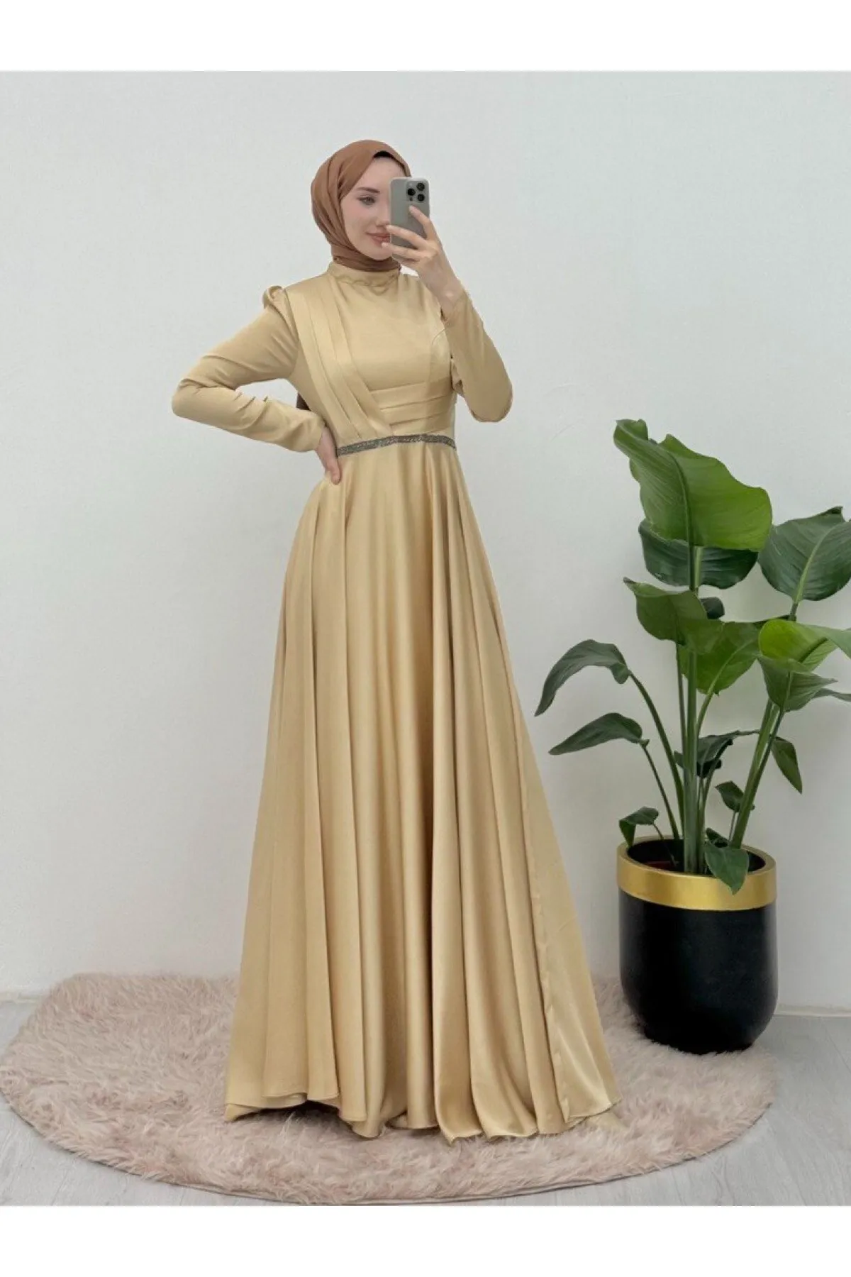 Modamorfo  Doppellagiges Satin-Abendkleid mit Falten an der Taille und an der Vorderseite
