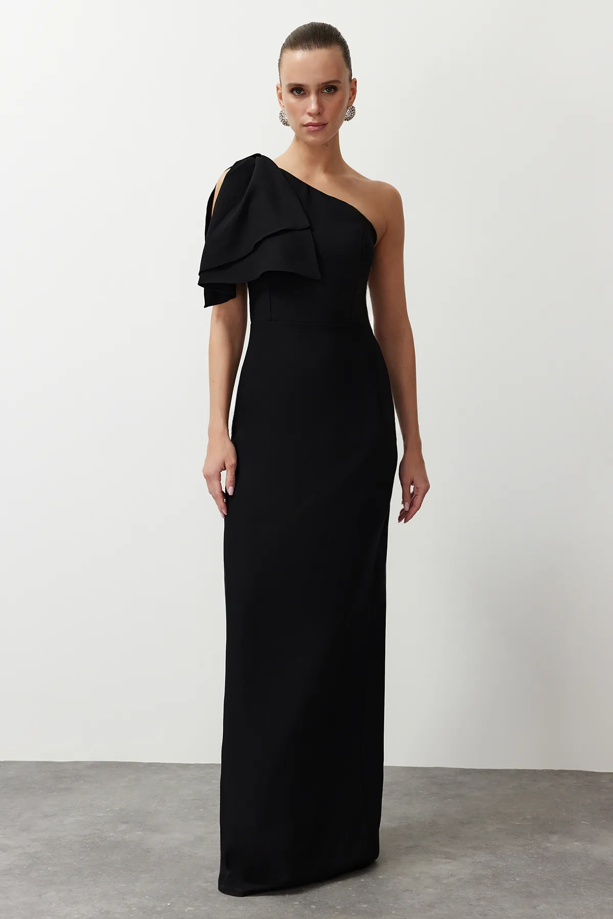 Trendyol Collection  Schwarzes, gerade geschnittenes, gewebtes Abendkleid und Abschlusskleid TPRSS23AE00095