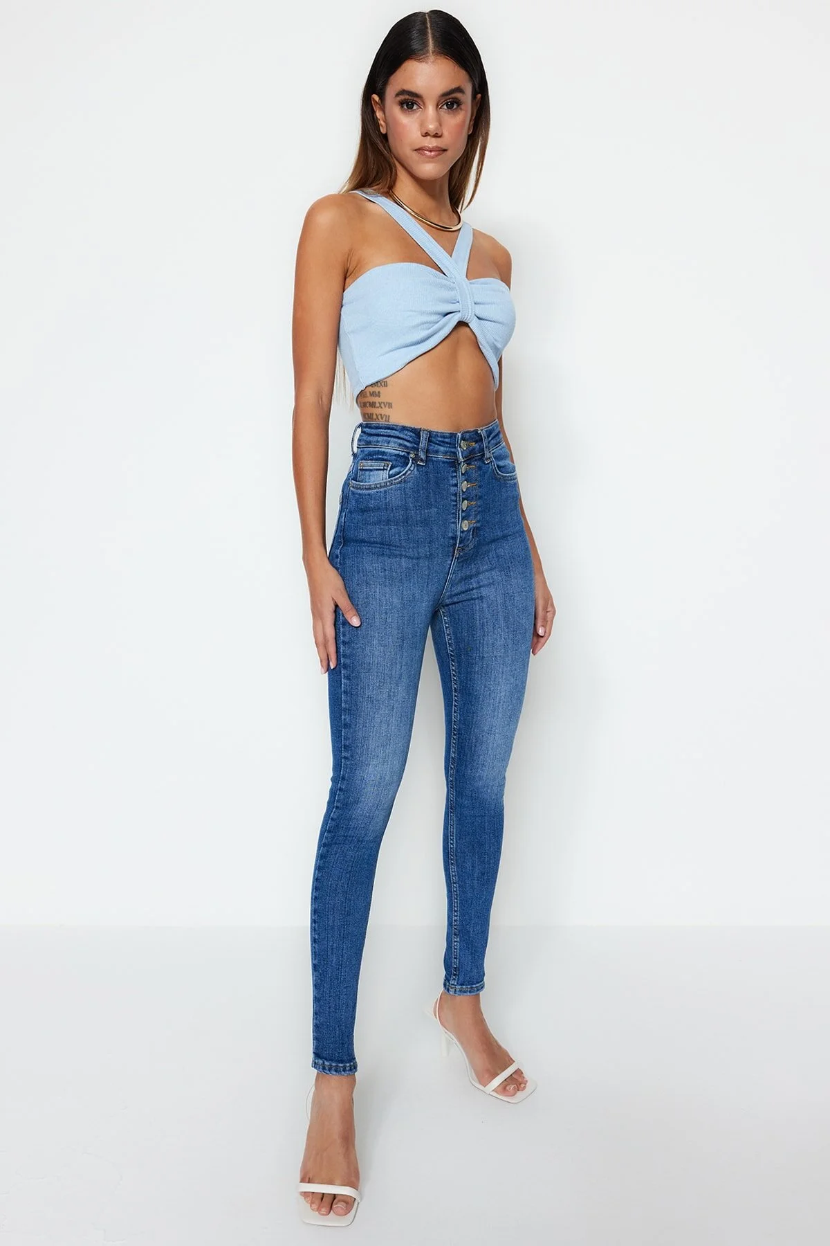 Trendyol Collection  Dunkelblaue Skinny Jeans mit Knopfleiste vorne und hoher Taille TWOSS23JE00077