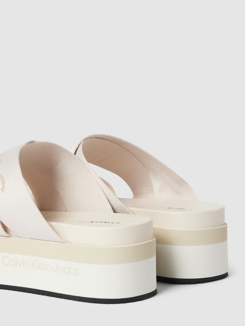 Sandalen mit Plateausohle und Label-Detail in offwhite