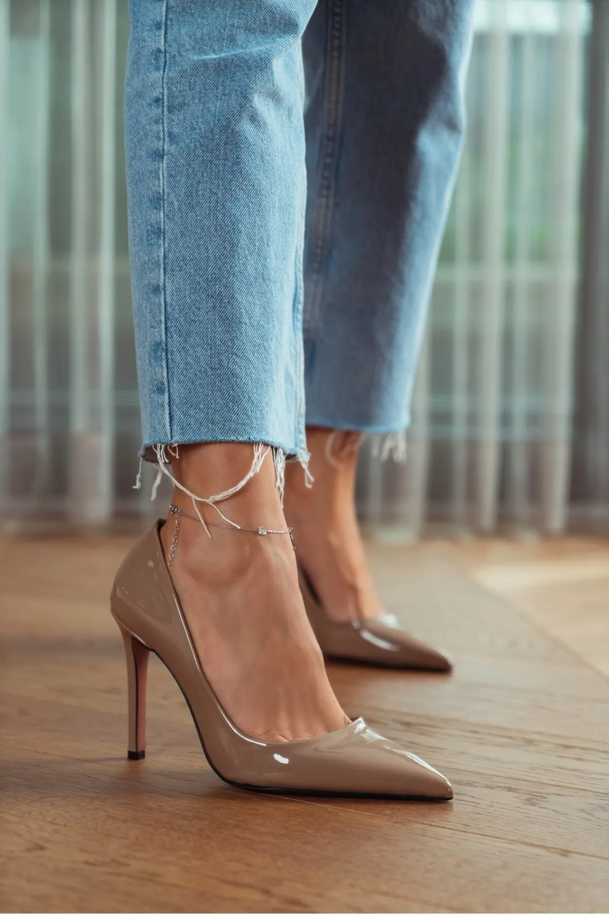 NİŞANTAŞI SHOES  Vanessa Damen-Stiletto aus dunkelbeigem Lackleder mit spitzer Zehenpartie