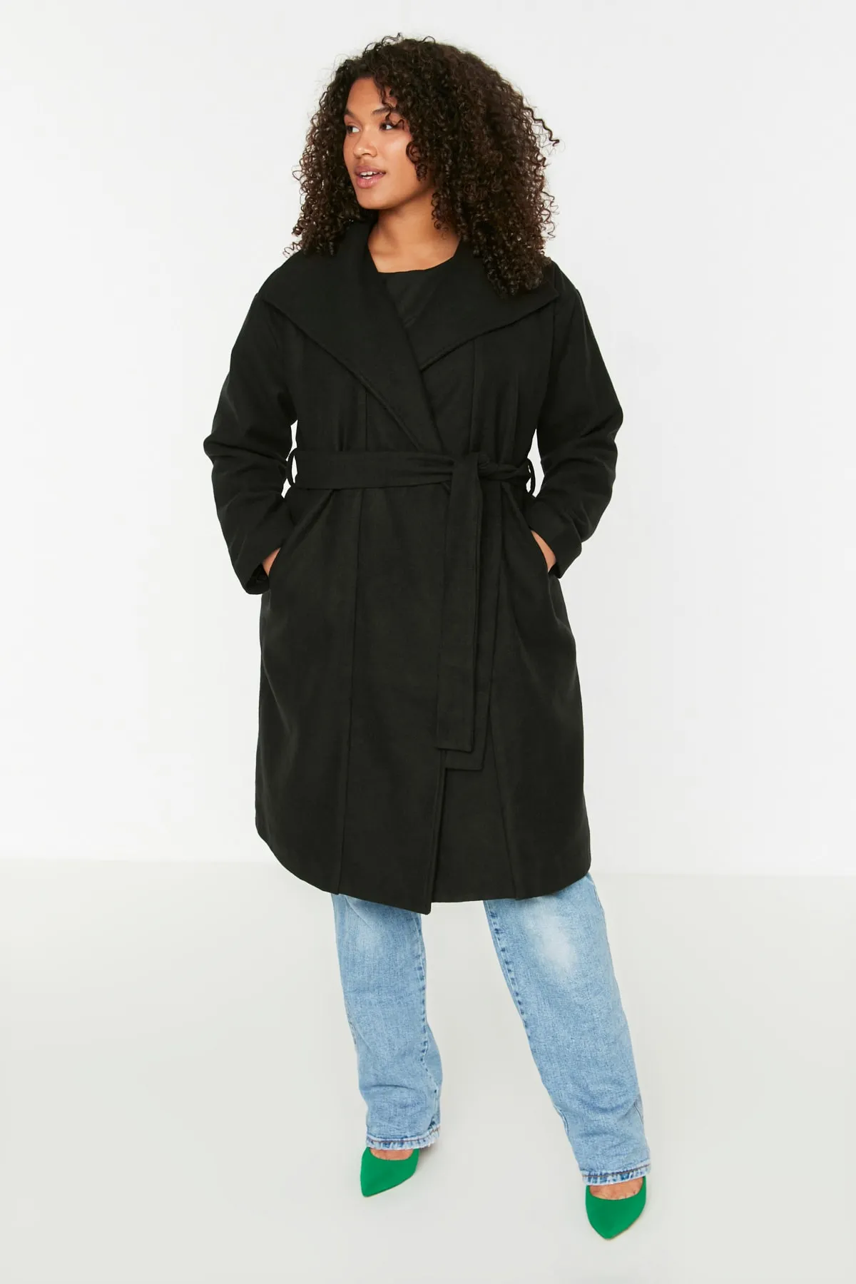 Trendyol Curve  Schwarzer Oversize-Kaschmirmantel mit breitem Kragen und Gürtel TBBAW23KB00001