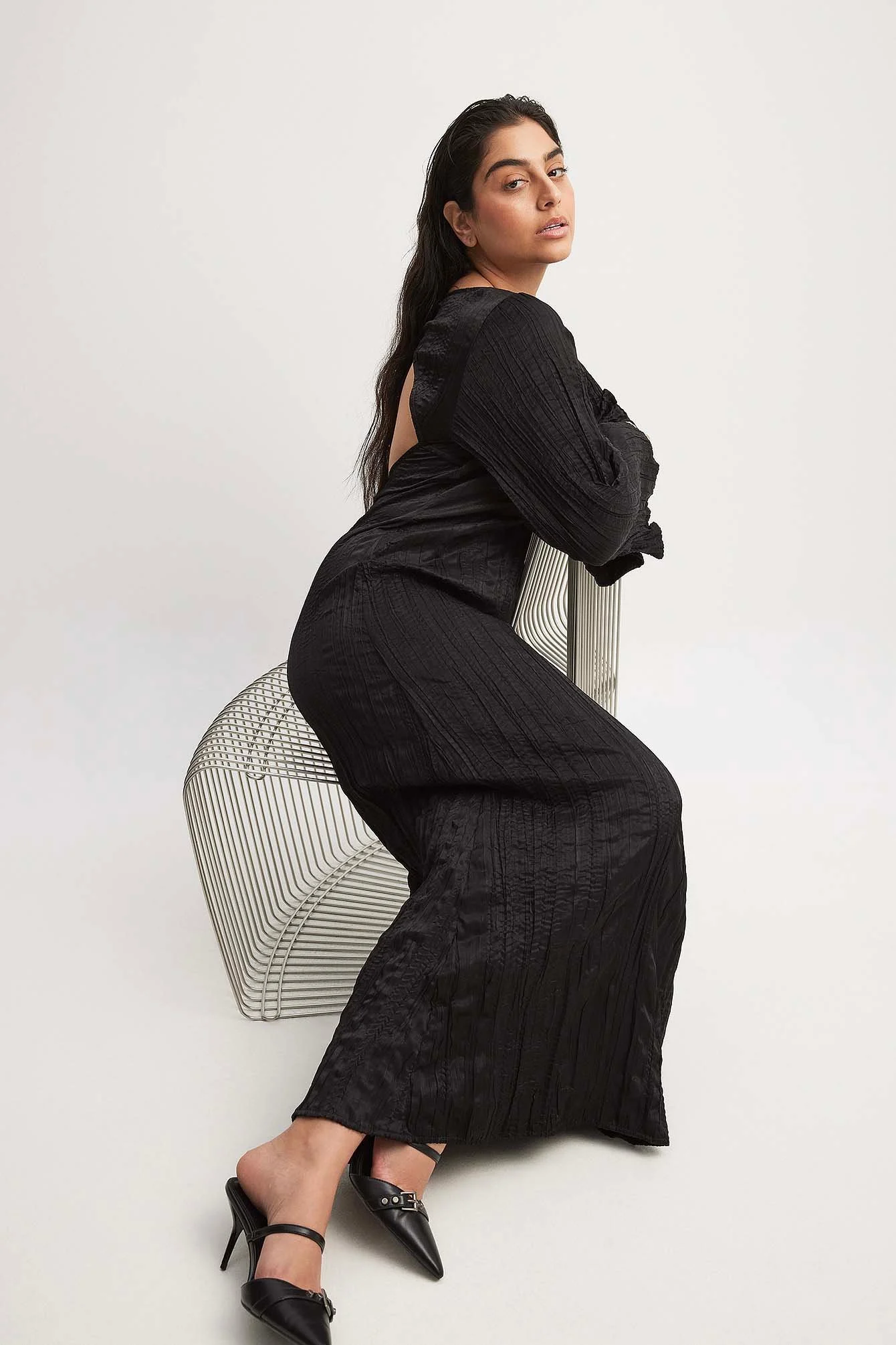 Maxikleid in Knitteroptik mit langen Ärmeln und offenem Rücken
