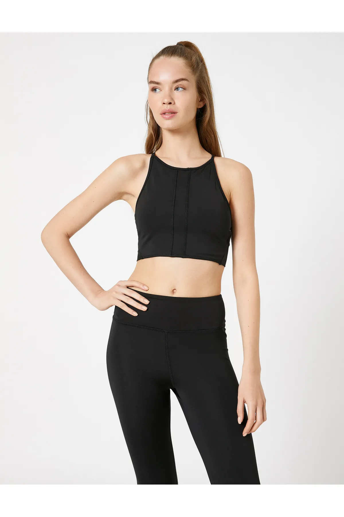 Koton  Sport-BH mit Neckholder-Ausschnitt und Nahtdetails, enge Passform