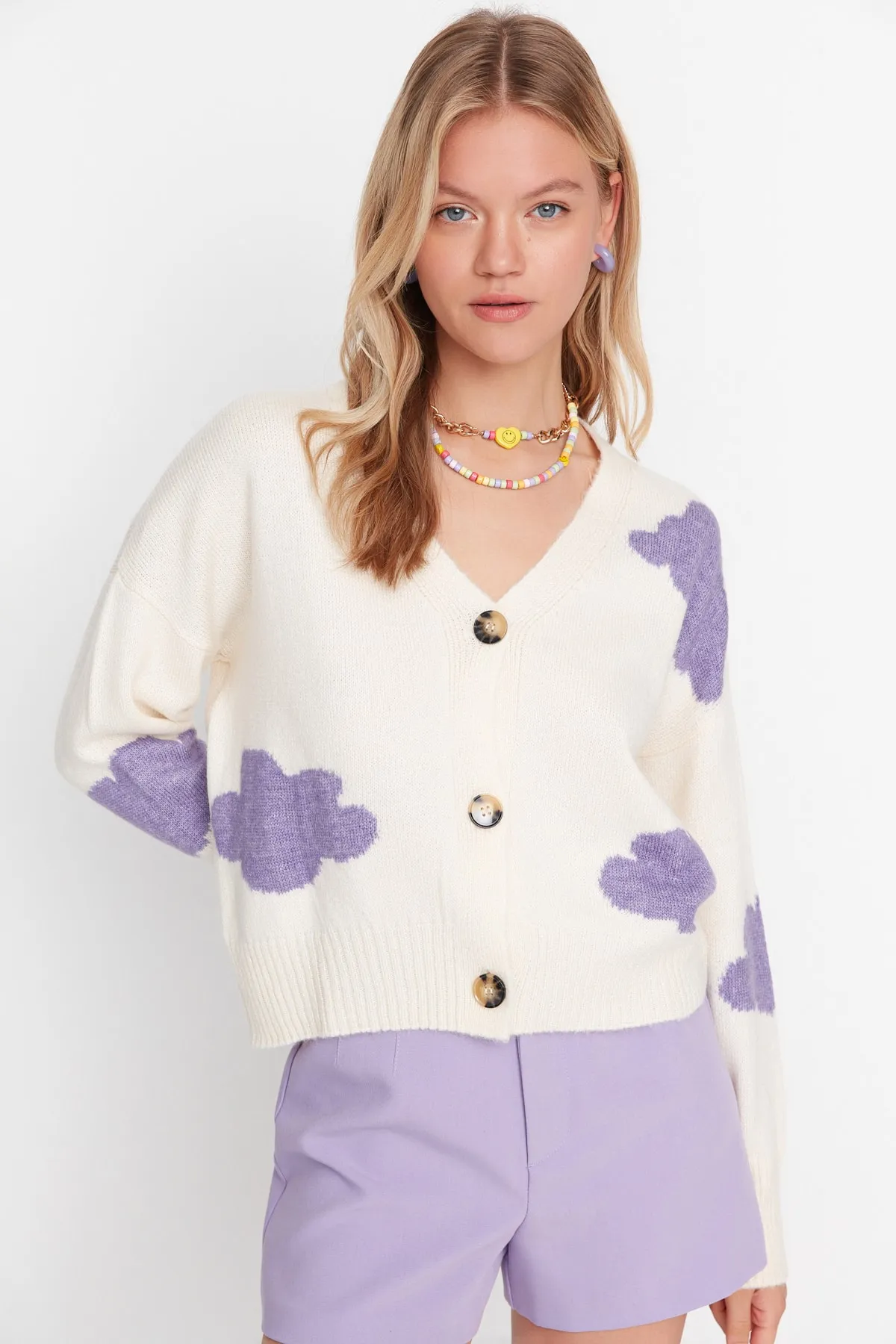 Trendyol Collection  Ecrufarbene, selbstgemusterte Strickjacke mit weicher Struktur TWOAW21HI0490