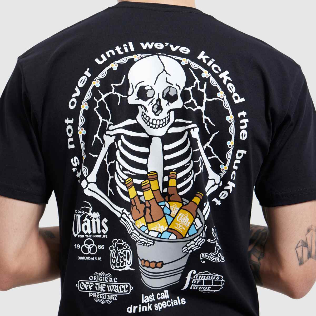 Vans – Svart t-shirt med inspiration från Bucket List