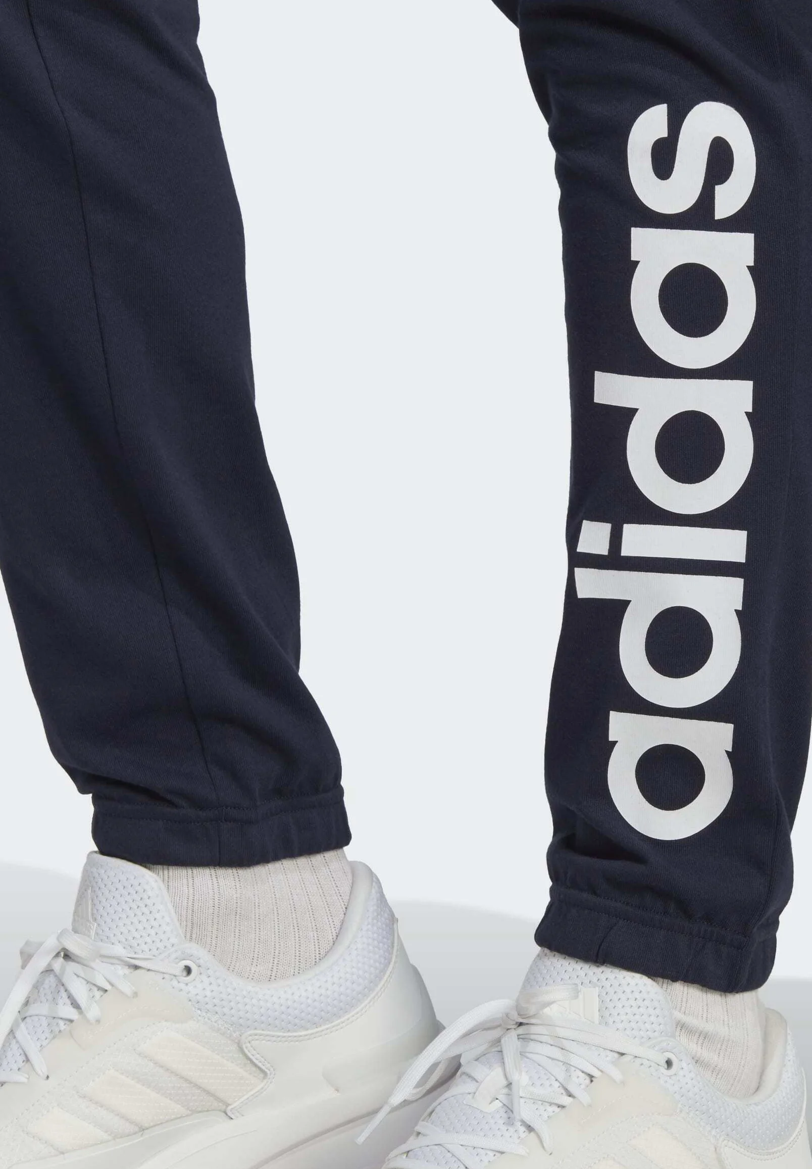 adidas Sportswear ESSENTIALS SINGLE TAPERED ELASTICIZED - Pantalón deportivo