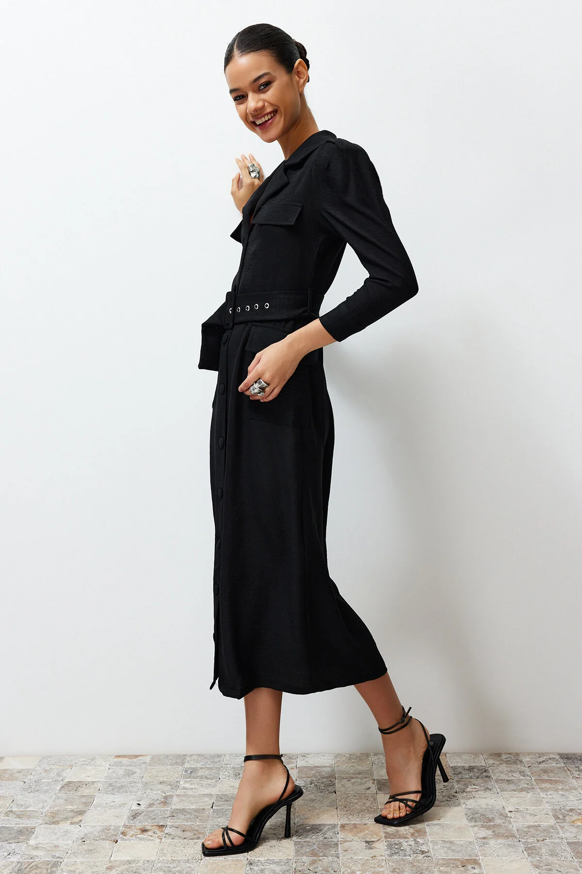 Trendyol Modest  Schwarzes gewebtes Hemdblusenkleid in Leinenoptik mit Gürtel TCTSS24EB00017