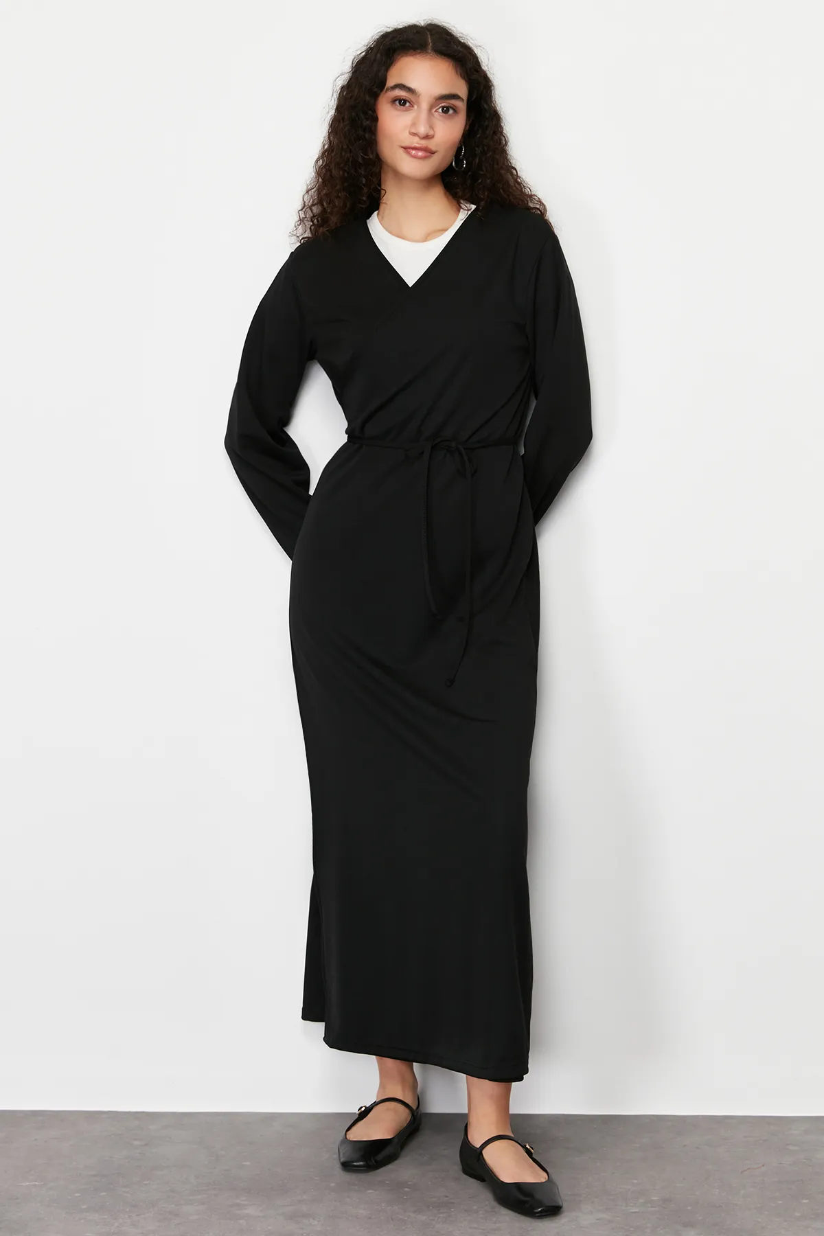 Trendyol Modest  Schwarzes, zweireihiges, schlicht gestricktes Gebetskleid mit Kragen und Gürtel TCTSS24EB00158