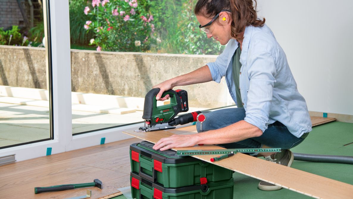 „Bosch Green 0603013002 AdvancedSaw 18V-140“ akumuliatorinis siaurapjūklis be akumuliatorių, įkroviklio ir dėklo