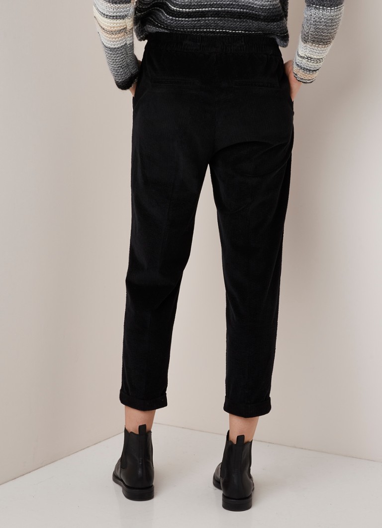 Pantaloni mulați din catifea reiată, cu talie înaltă și croială scurtă pe picior, de la Benetton.