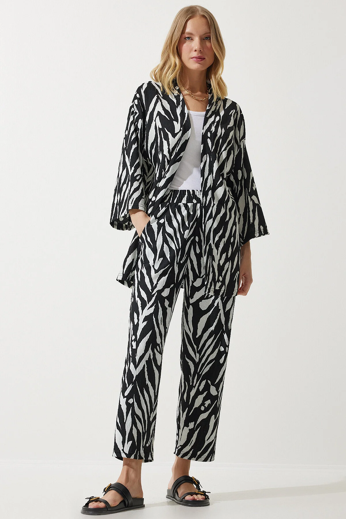 Happiness İstanbul  Schwarz gemustertes Kimono-Hosen-Strickset für Damen BY00054
