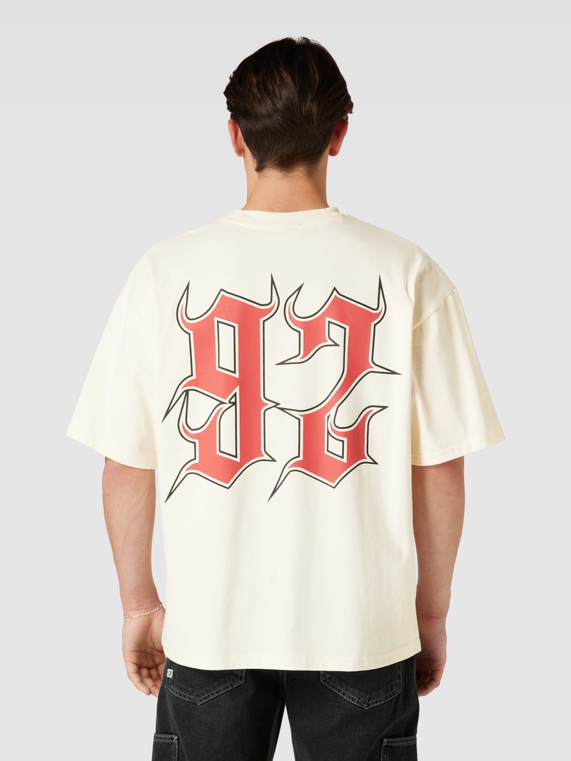 T-Shirt mit Label-Print in ecru