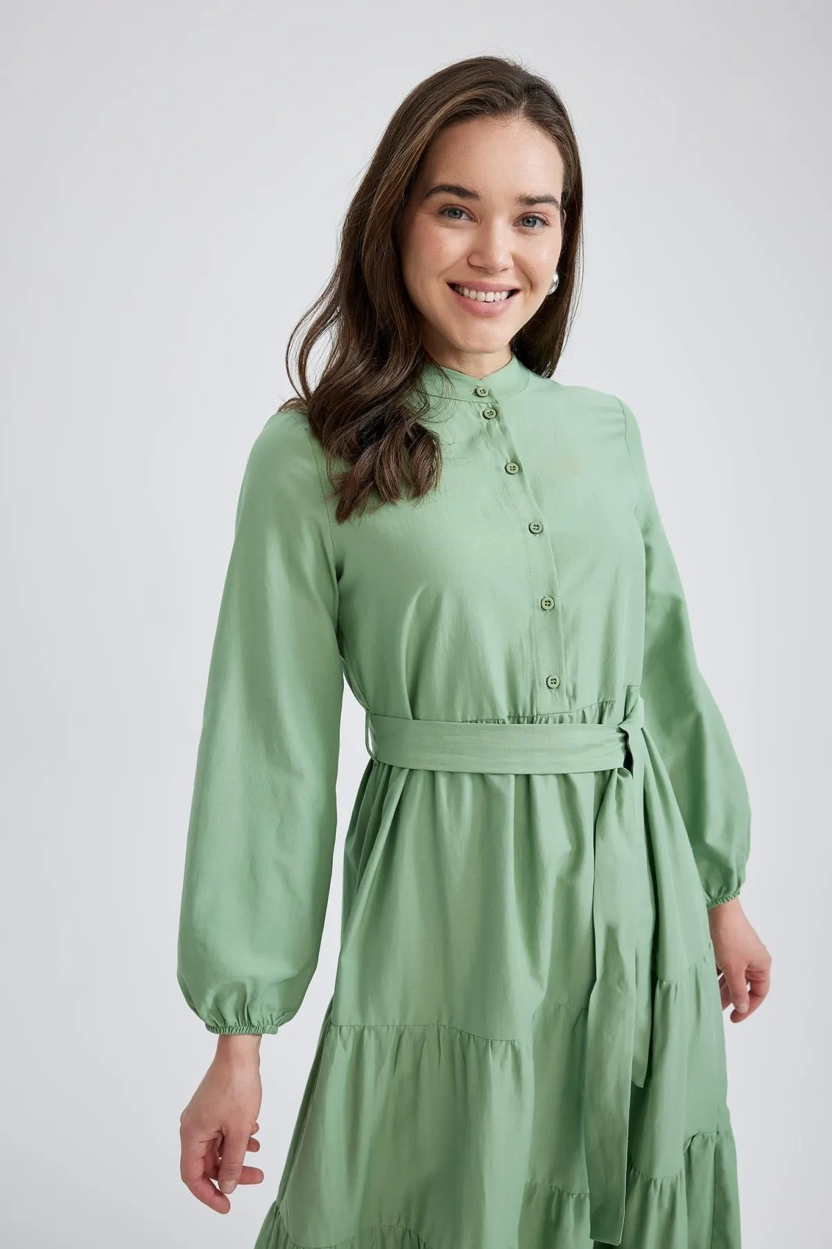 DeFacto  Basic-Maxikleid aus Popeline mit langen Ärmeln und Gürtel und Rundhalsausschnitt