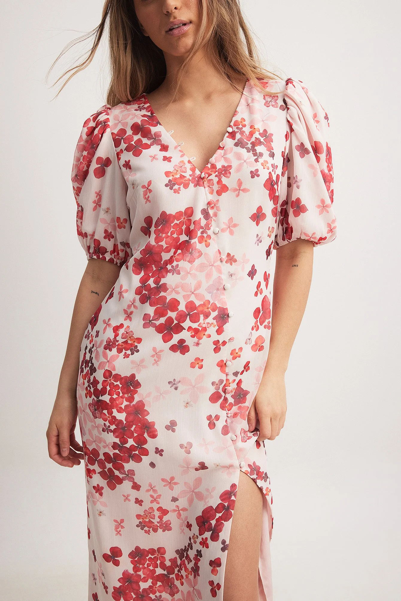 Asymmetrisches Midikleid mit Knöpfen