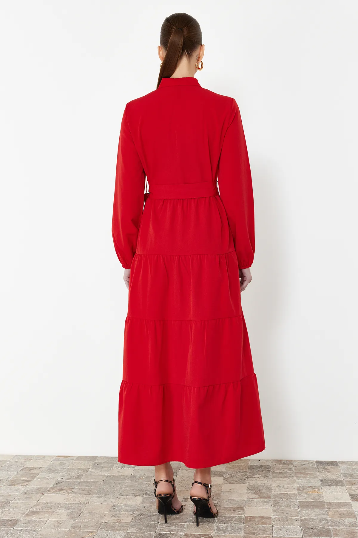 Trendyol Modest  Rotes gewebtes Kleid mit Gürtel, dominantem Kragen und Knopfdetail TCTSS21EL3343