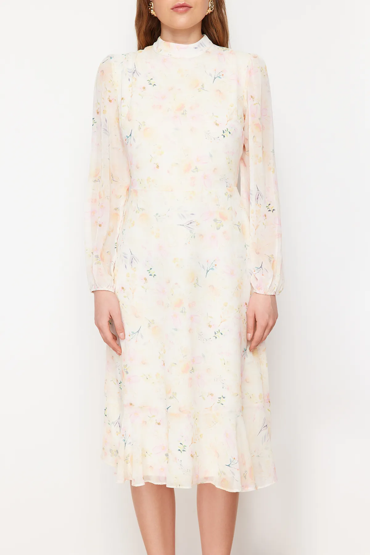 Trendyol Collection  Ecrufarbenes, geblümtes A-Linien-Kleid aus Chiffon mit Stehkragen und Midi-Futter TWOAW20EL1313