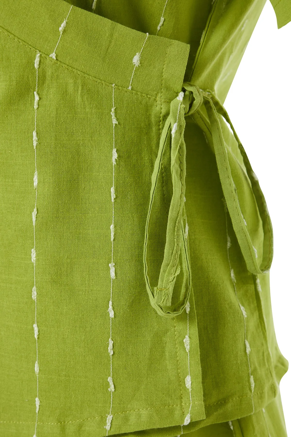 Trendyol Collection  Hellgrün gestreiftes Pyjama-Set aus 100 % Baumwolle und Viskose, weite Passform, T-Shirt und Shorts, gewebt THMSS23PT00229