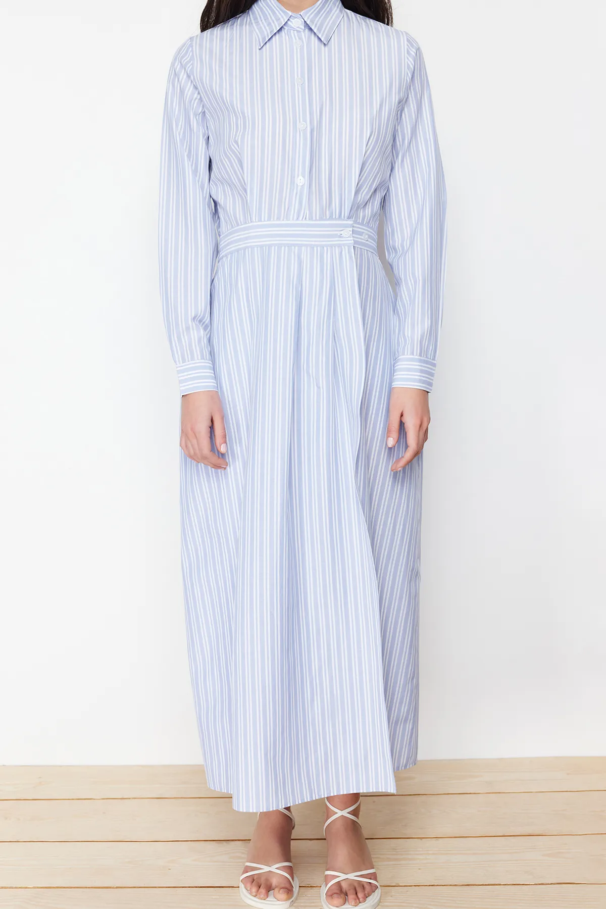 Trendyol Modest  Blaues, gewebtes Kleid mit Hemdkragen und Streifen TCTSS24EB00078