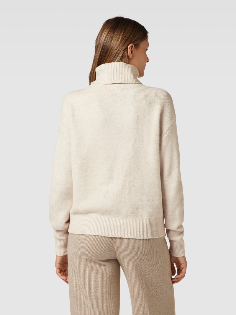 Rollkragenpullover mit überschnittenen Schultern in beige