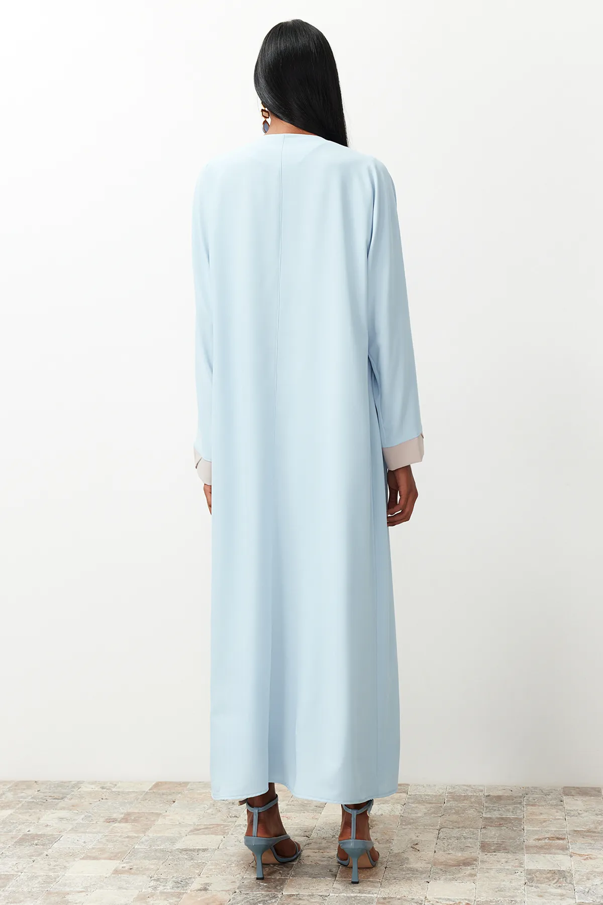 Trendyol Modest  Blaue, farblich blockierte, lange gewebte Kappe & Ferace & Abaya TCTSS24KF00009