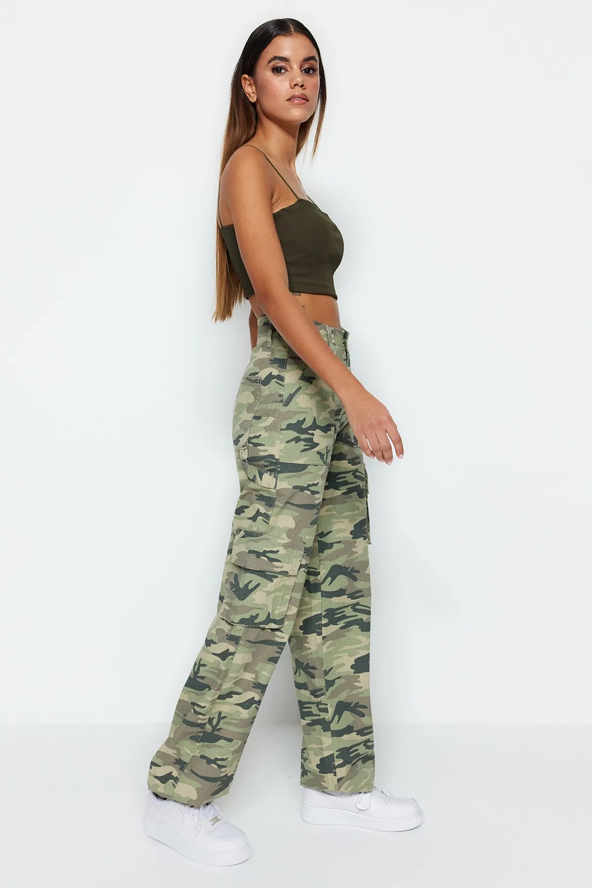 Trendyol Collection  Mehrfarbige Ribstop-Jeans mit Camouflage-Print, hoher Taille und weitem Bein und Cargo-Taschen TWOSS23JE00148