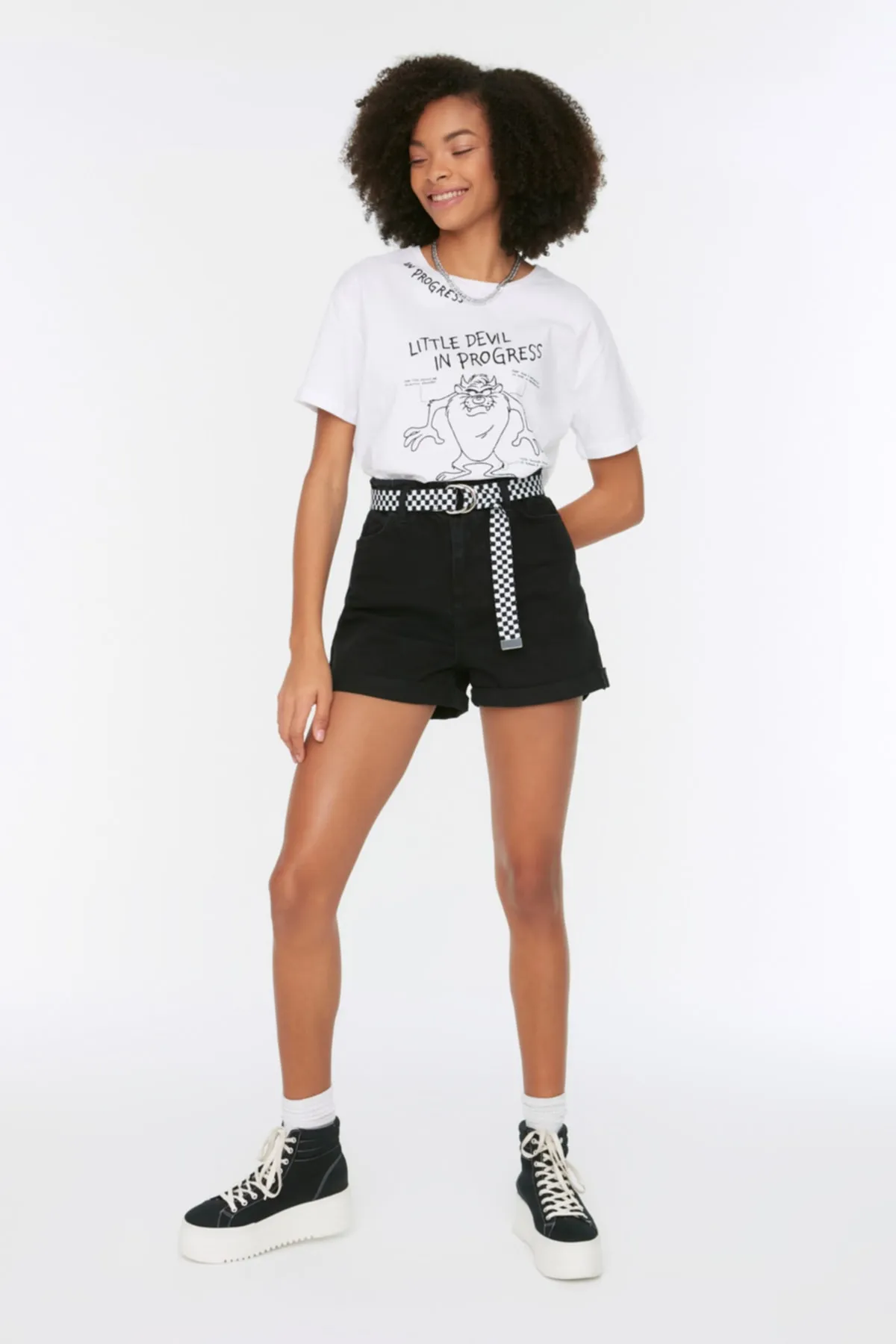 Trendyol Collection  Schwarze Jeansshorts mit elastischem Bund TWOSS20SR0186