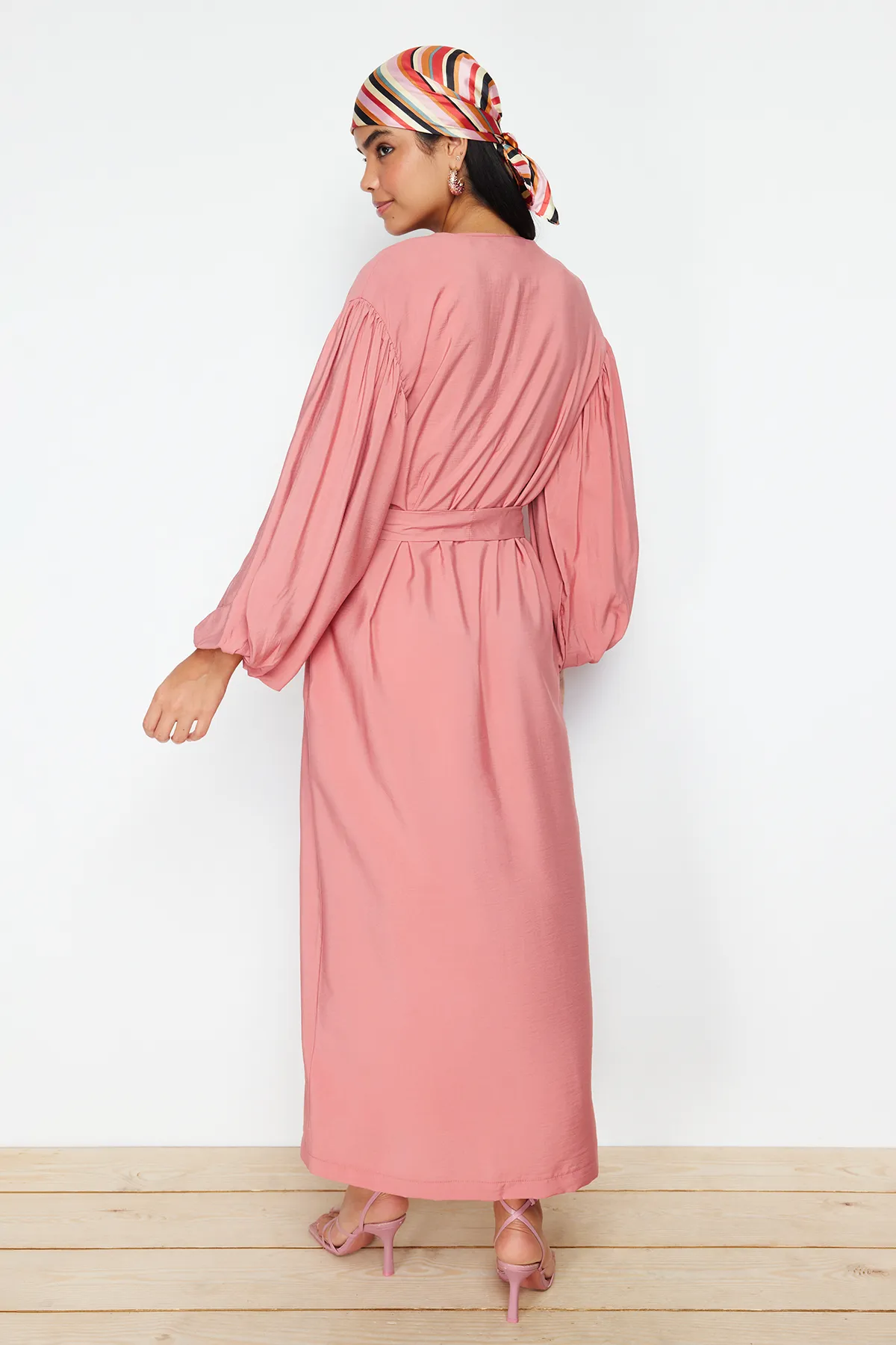 Trendyol Modest  Getrocknete lange gewebte Mütze mit Rosengürtel und Ferace & Abaya TCTSS24KF00001