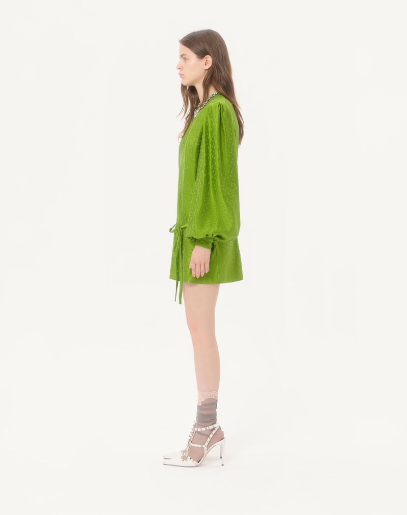 Broderet silke- og hørtop med plus-de-pois-jacquard
