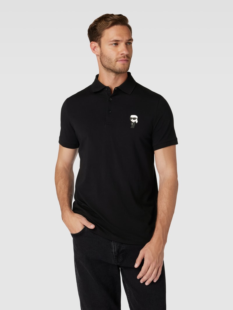 Poloshirt mit Motiv-Patch in schwarz