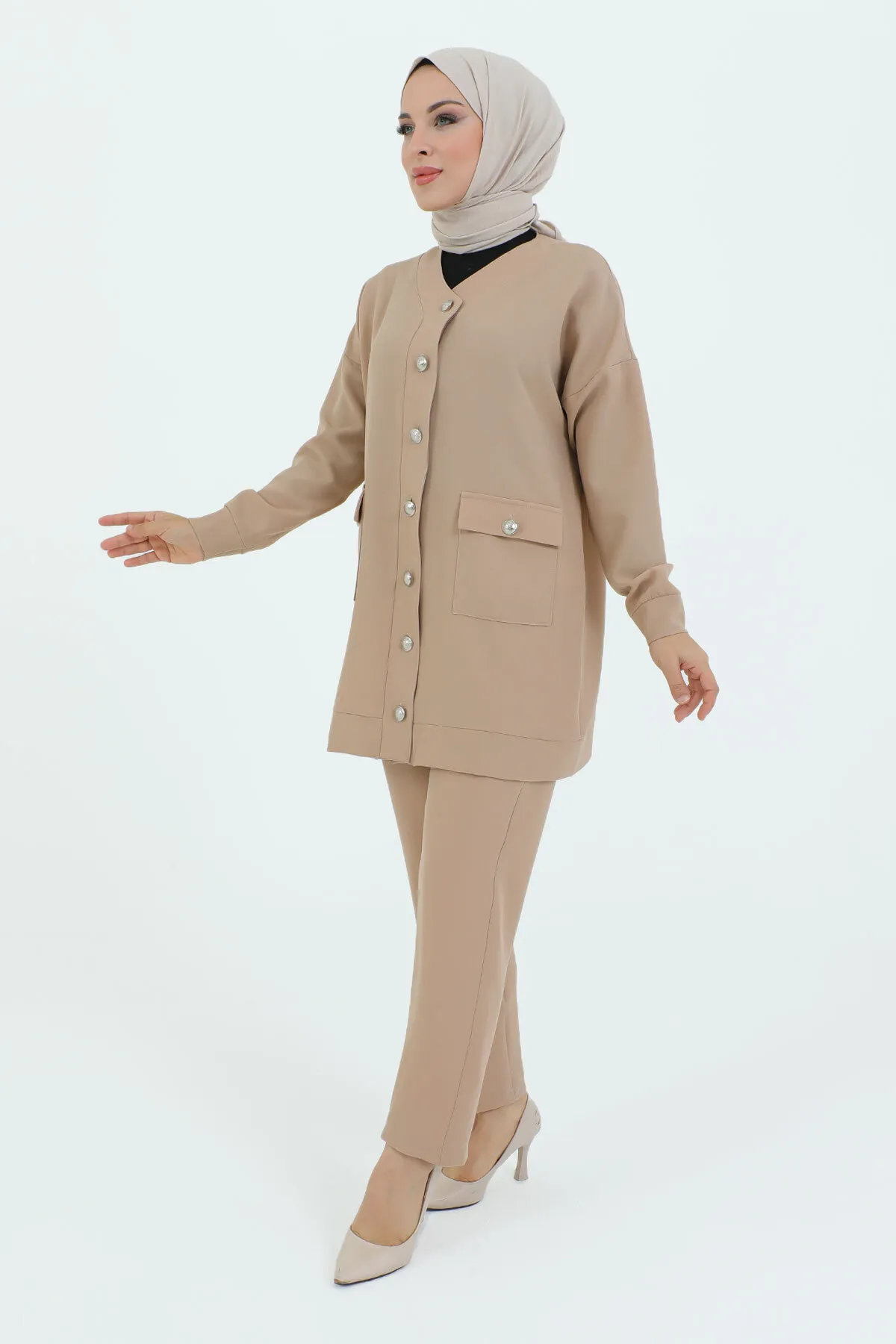 Tesettür Dünyası  V-Ausschnitt, geknöpfter Doppelanzug mit Taschen TSD231218 Beige